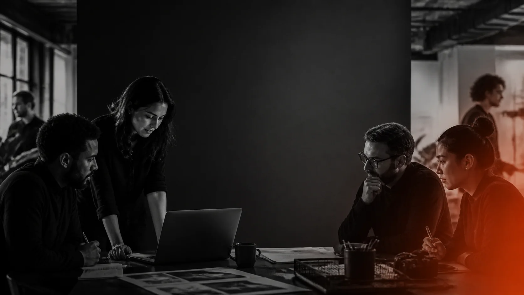 Equipe criativa colaborando ao redor de uma mesa